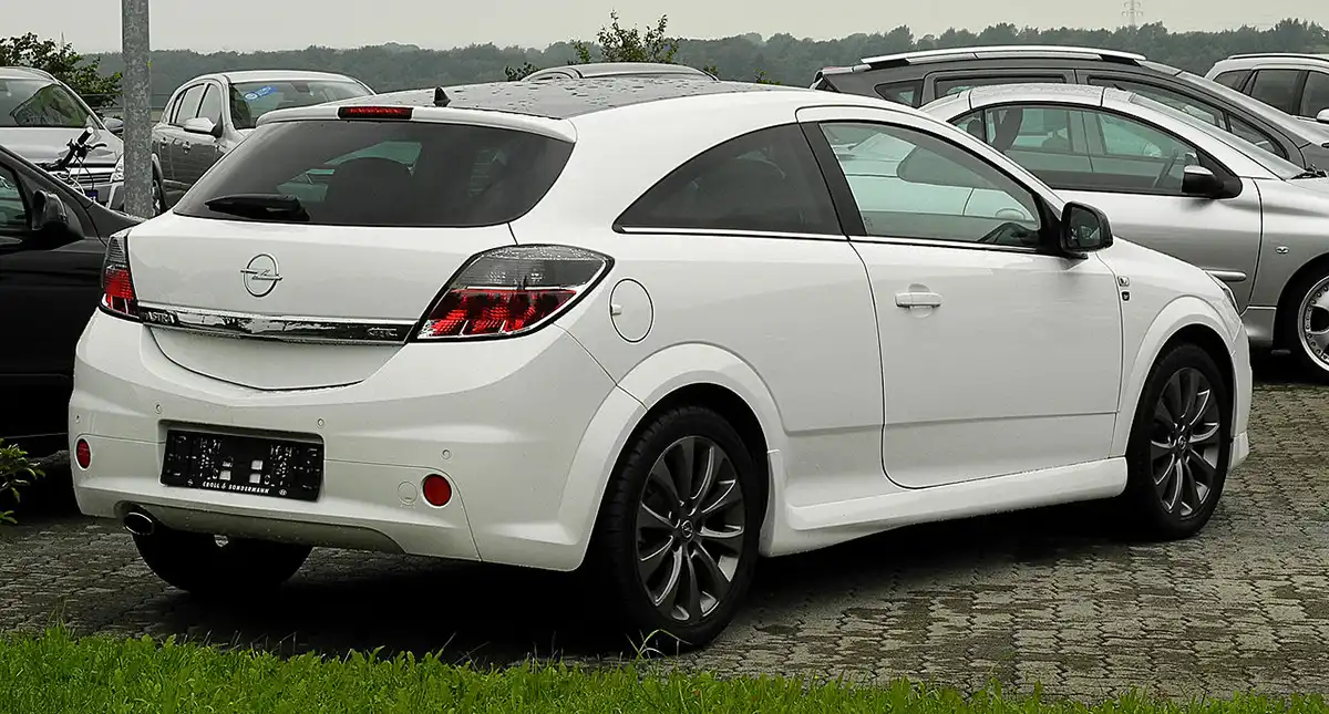 <a href="https://commons.wikimedia.org/wiki/File:Opel_Astra_H_Facelift_front.JPG">M 93</a>, <a href="https://creativecommons.org/licenses/by-sa/3.0">CC BY-SA 3.0</a>, via Wikimedia Commons